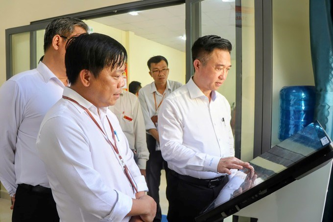 Đồng chí Đặng Minh Thông tại Trung tâm phục vụ Hành chính công xã Hiệp Phước