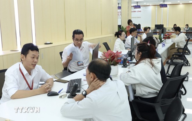Người dân tới giải quyết thủ tục hành chính tại Trung tâm Phục vụ hành chính công Thành phố Hồ Chí Minh tại số 43 đường Nguyễn Văn Bá, phường Thủ Đức. (Ảnh: TTXVN)