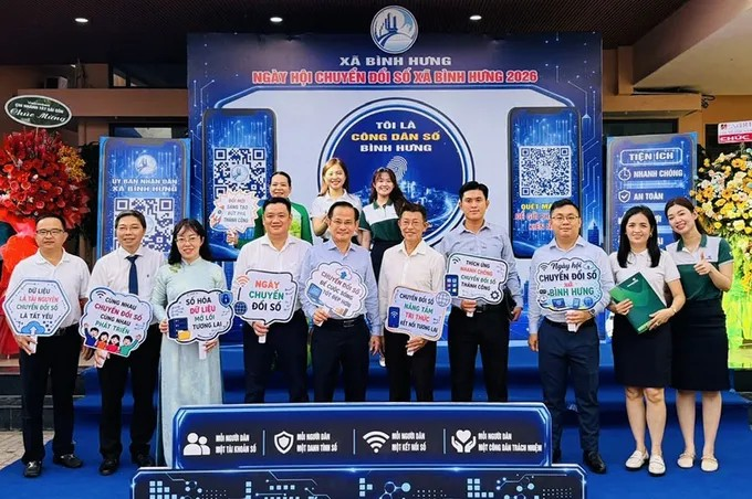 Lãnh đạo, cán bộ công chức xã Bình Hưng trong lễ ra mắt Cổng thông tin và điều hành của xã