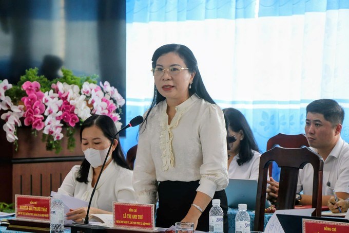 Đồng chí Lê Thị Anh Thư, Phó Bí thư Đảng ủy, Chủ tịch UBND xã Hiệp Phước nêu kiến nghị