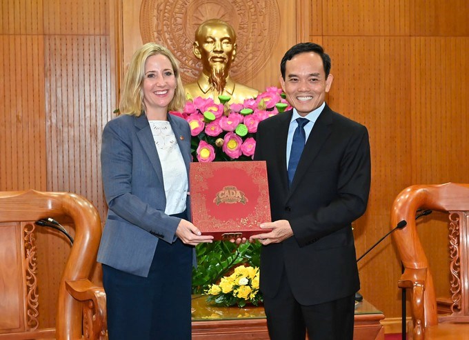 Bí thư Thành ủy TPHCM Trần Lưu Quang tặng quà lưu niệm Tổng lãnh sự Hoa Kỳ tại TPHCM Melissa A.Brown. (Ảnh SGGP)