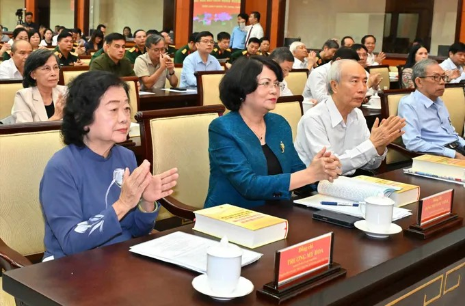 Các đồng chí nguyên lãnh đạo Đảng, Nhà nước và MTTQ Việt Nam cùng các đại biểu dự hội thảo. Ảnh: Việt Dũng