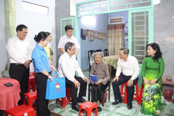 Đồng chí Nguyễn Phước Lộc thăm hỏi sức khỏe Mẹ Rực cùng gia đình (Ảnh SGGP)