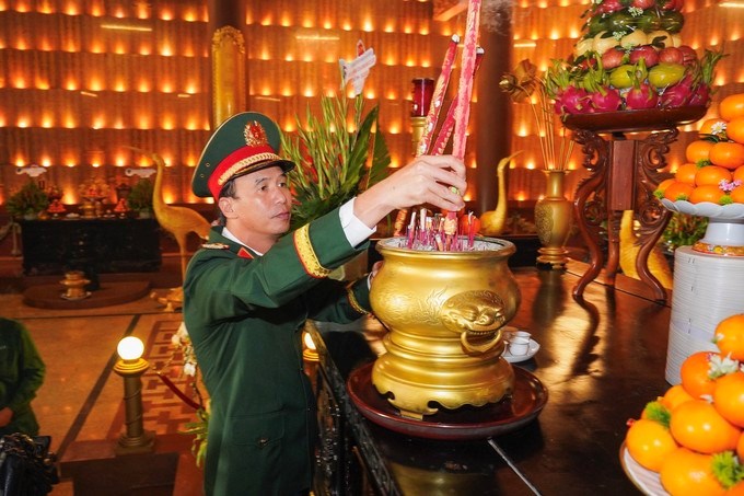 Thiếu tướng Phạm Như Quân, Phó Chính ủy Bộ Tư lệnh TPHCM dâng hương tưởng nhớ các Anh hùng liệt sĩ