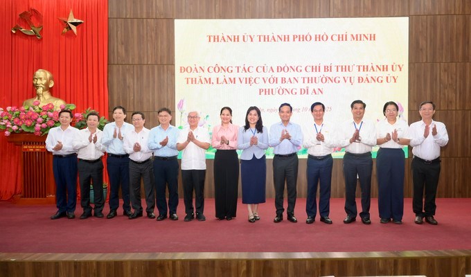 Bí thư Thành ủy TPHCM Trần Lưu Quang làm việc với Đảng ủy phường Dĩ An. (Ảnh: SGGP)