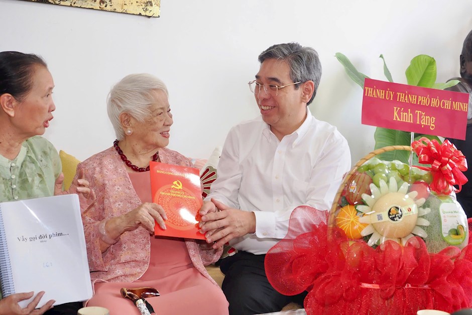 Đồng chí Nguyễn Phước Lộc thăm hỏi đạo diễn, nhà văn Xuân Phượng (Ảnh SGGP)