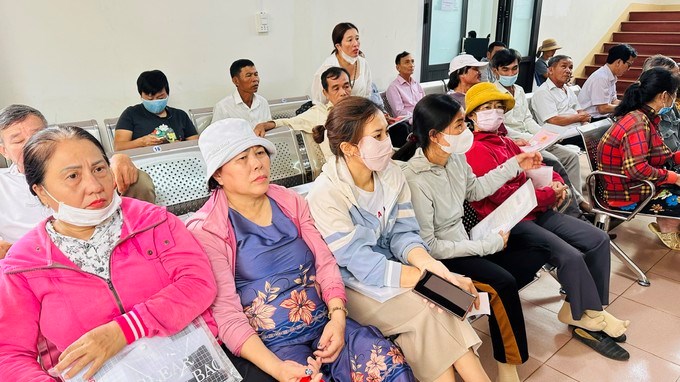 Chi nhánh Văn phòng Đăng ký đất đai Châu Đức có rất đông người dân đến làm hồ sơ. (Ảnh: SGGP)