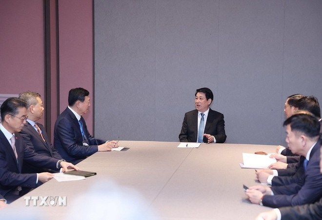 Chủ tịch nước Lương Cường tiếp Chủ tịch Tập đoàn Lotte Shin Dong-bin. (Ảnh: TTXVN)