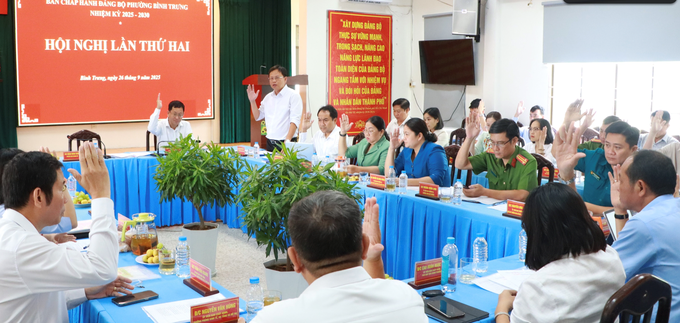 Các đại biểu thông qua nghị quyết hội nghị