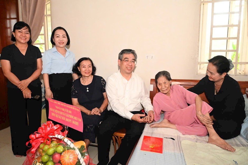 Phó Bí thư Thành ủy TPHCM Nguyễn Phước Lộc cùng các đại biểu đoàn lãnh đạo Thành phố đến thăm và tặng quà nhà thơ Lê Giang. (Ảnh SGGP)