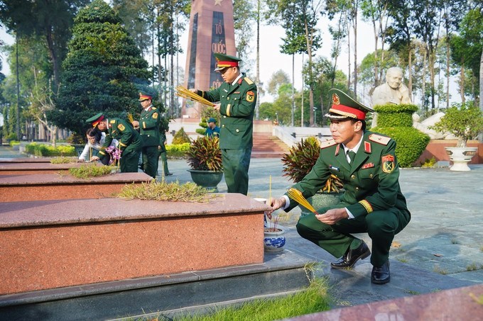 Các đại biểu dâng hương tại phần mộ các Anh hùng liệt sĩ