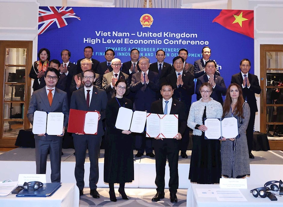 Tổng Bí thư Tô Lâm chứng kiến Lễ trao thoả thuận hợp tác giữa các bộ, ngành, địa phương, doanh nghiệp hai nước. (Ảnh: TTXVN)