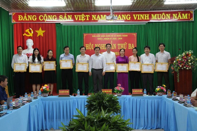 Khen thưởng 6 tập thể và 10 cá nhân có thành tích xuất sắc trong công tác chuẩn bị, tổ chức và phục vụ Đại hội Đảng bộ xã lần thứ I. (Ảnh: SGGP)