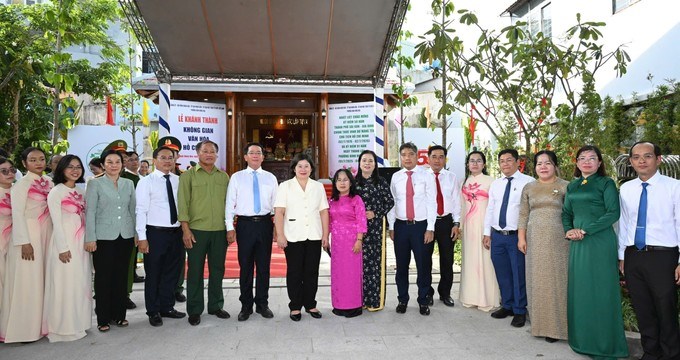 Đồng chí Văn Thị Bạch Tuyết, Phó Bí thư Thành ủy TPHCM và đồng chí Đinh Thị Thanh Thủy, Phó Trưởng Ban Tuyên giáo và Dân vận Thành ủy TPHCM dự lễ khánh thành. Ảnh: VIỆT DŨNG