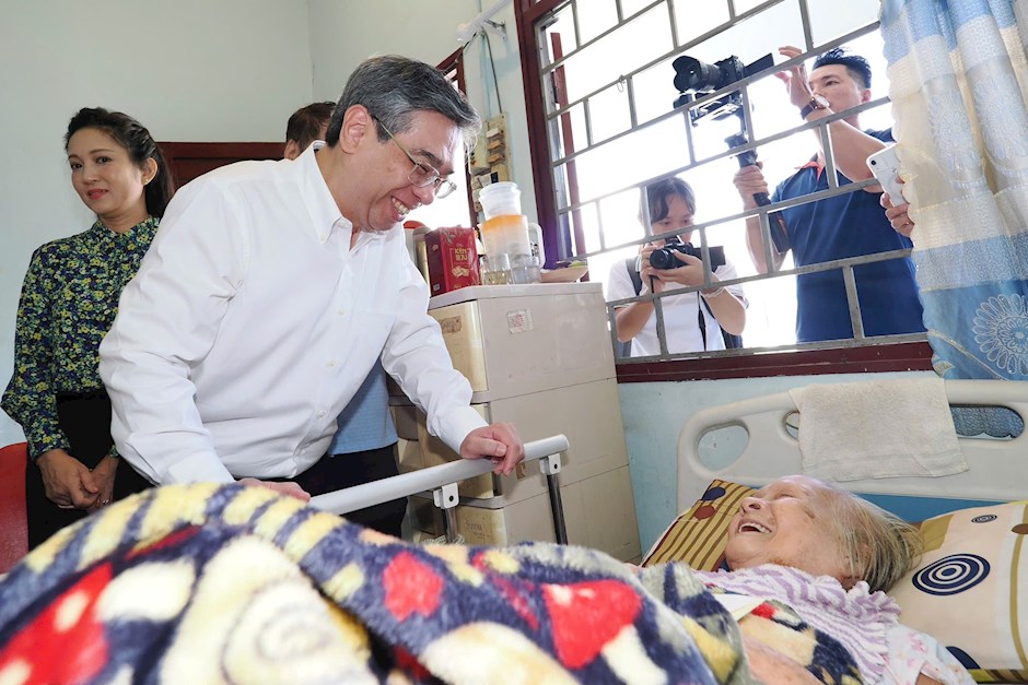 Nghệ sĩ Ngọc Đáng vui mừng đón nhận sự quan tâm thăm hỏi của đồng chí Nguyễn Phước Lộc. (Ảnh SGGP)