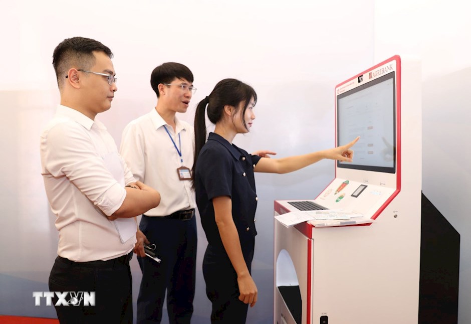 Một người dân thực hiện giao dịch trên hệ thống kiốt thông minh. (Ảnh: Đức Phương/TTXVN)