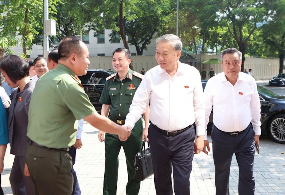 Tổng Bí thư Tô Lâm và các đại biểu Quốc hội TP Hà Nội đến tiếp xúc cử tri. Ảnh: SGGP