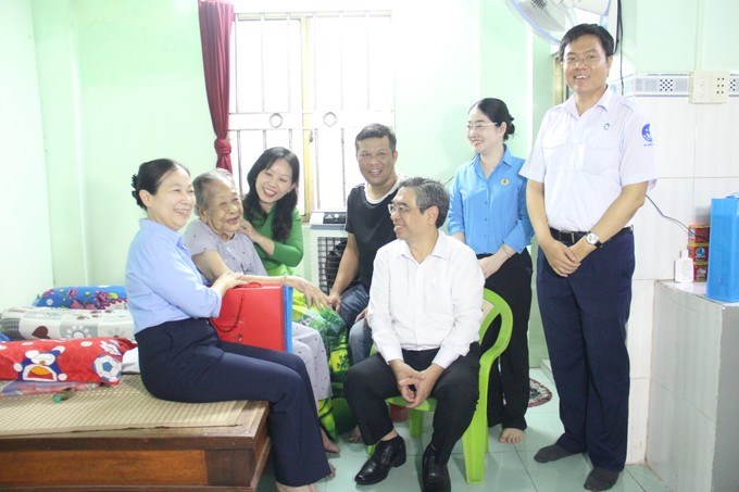 Đoàn công tác ân cần thăm hỏi sức khỏe Mẹ Định (Ảnh SGGP)