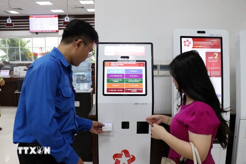 Hướng dẫn người dân làm thủ tục tại Trung tâm phục vụ hành chính công phường Phú Nhuận, Thành phố Hồ Chí Minh. (Ảnh: Tiến Lực/TTXVN)