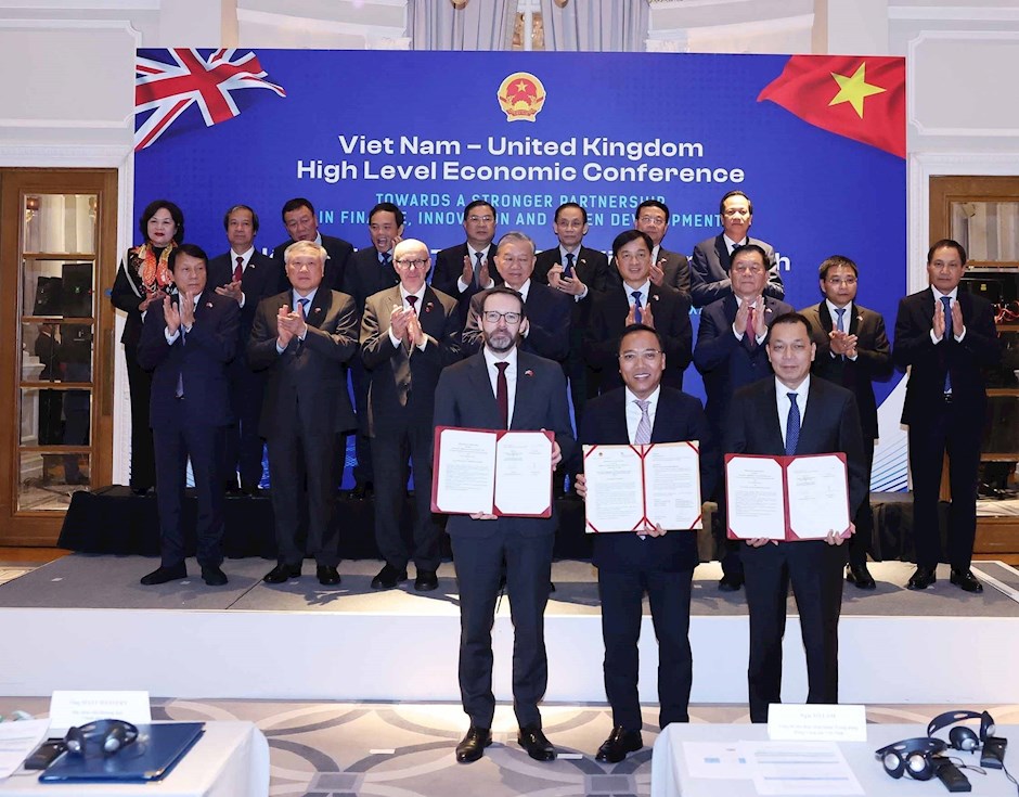 Tổng Bí thư Tô Lâm chứng kiến Lễ trao thoả thuận hợp tác giữa các bộ, ngành, địa phương, doanh nghiệp hai nước. (Ảnh: TTXVN)