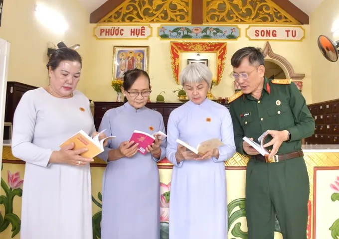 Các cư sĩ tịnh độ của hội quán Hưng Thành tìm hiểu các tài liệu về Bác Hồ