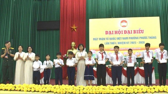 Ủy ban MTTQ phường Phước Thắng trao học bổng cho các học sinh có hoàn cảnh khó khăn trên địa bàn phường