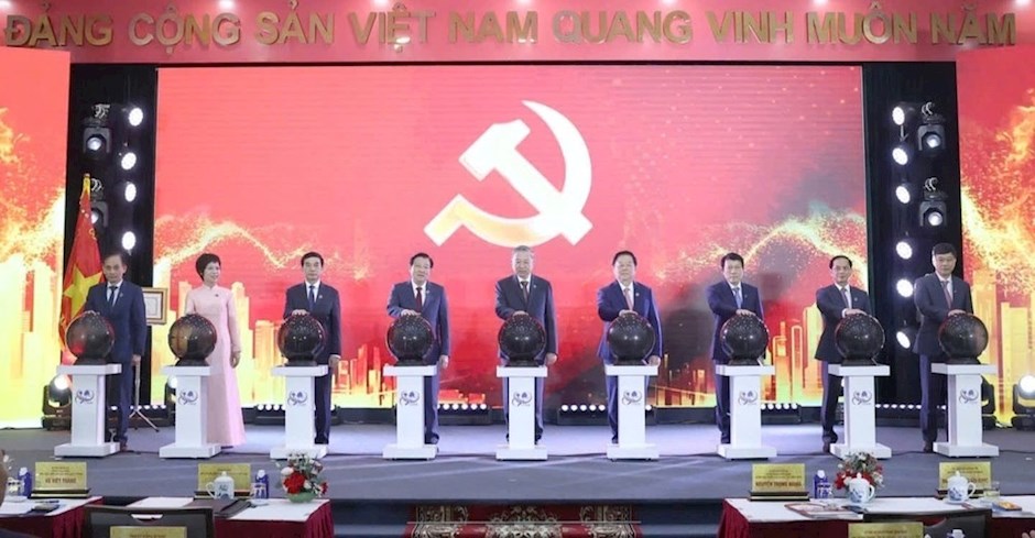 Tổng Bí thư Tô Lâm và các đại biểu đã thực hiện nghi thức khai trương Trang thông tin Đại hội đại biểu toàn quốc lần thứ XIV của Đảng. Ảnh: VOV