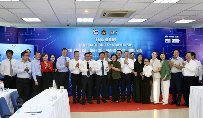 Các đồng chí lãnh đạo, đại biểu, khách mời tham dự tọa đàm. (Ảnh: SGGP)