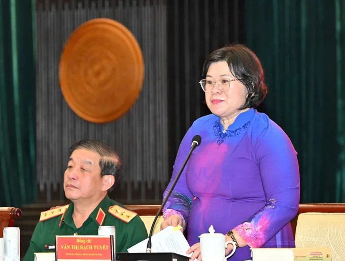 Phó Bí thư Thành ủy TPHCM Văn Thị Bạch Tuyết đồng điều hành hội thảo. Ảnh: Việt Dũng