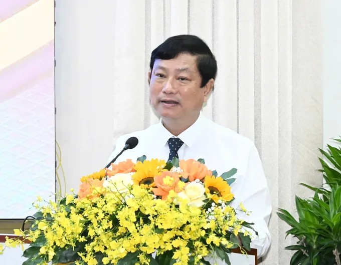 Chủ tịch HĐND TPHCM Võ Văn Minh tiếp thu ý kiến chỉ đạo. Ảnh: VIỆT DŨNG