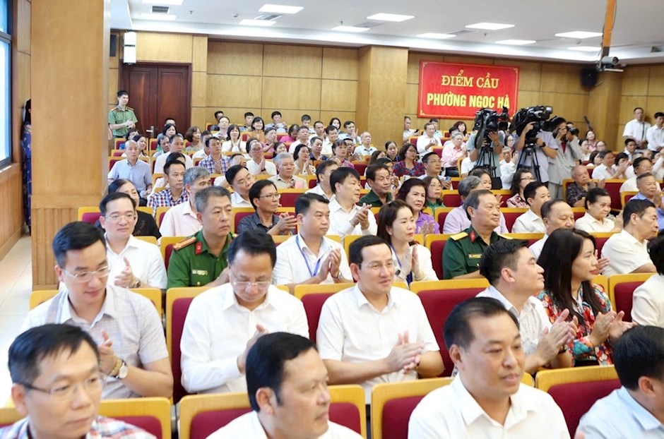 Cử tri Hà Nội tham dự cuộc tiếp xúc. Ảnh: SGGP