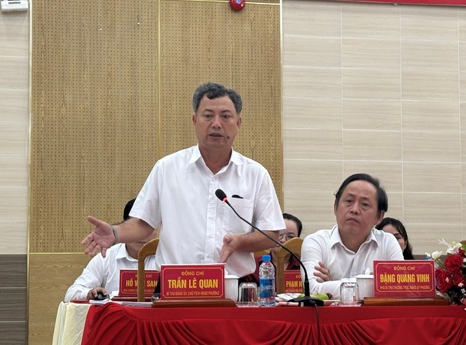 Đồng chí Trần Lê Quan, Bí thư Đảng ủy, Chủ tịch HĐND phường Tân Khánh phát biểu tại buổi làm việc