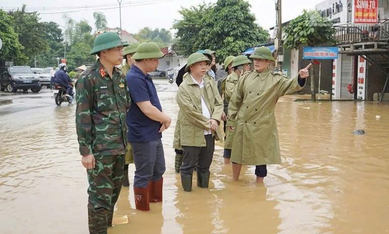 Đồng chí Đoàn Thanh Sơn, Phó Chủ tịch Ủy ban nhân dân tỉnh Lạng Sơn đã có mặt tại các xã khu vực huyện Tràng Định (cũ) để kiểm tra, đôn đốc công tác cứu hộ, phòng chống bão lụt. ndo_tr_gen-n-z7090866414469-c6f2f5320f7bcc97e2dce6672d36f8bb.jpg