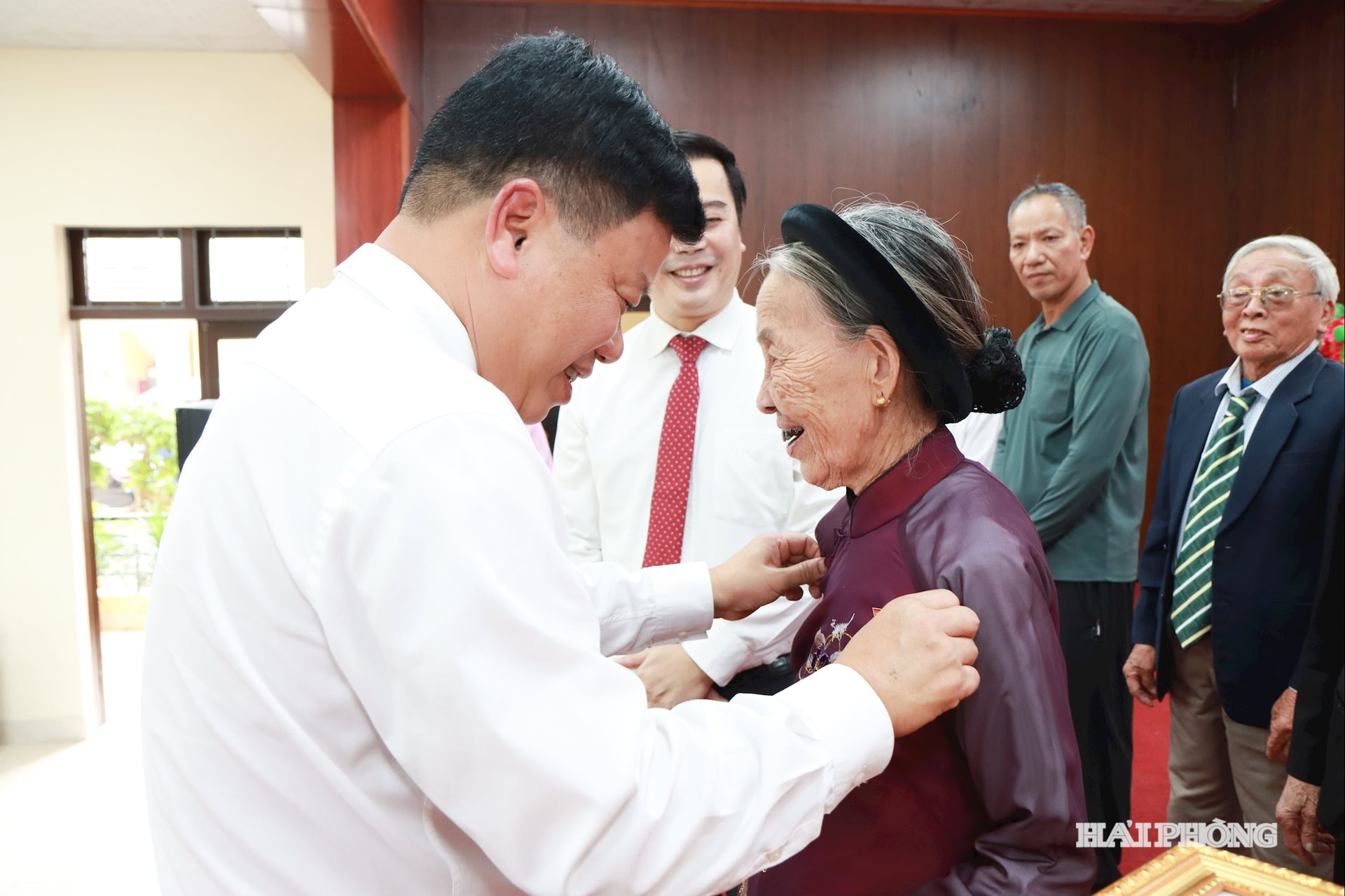 Đồng chí Lê Trung Kiên, Ủy viên Ban Thường vụ Thành ủy, Phó chủ tịch UBND thành phố, Trưởng ban quản lý Khu kinh tế Hải Phòng trao hủy đảng tặng đảng viên