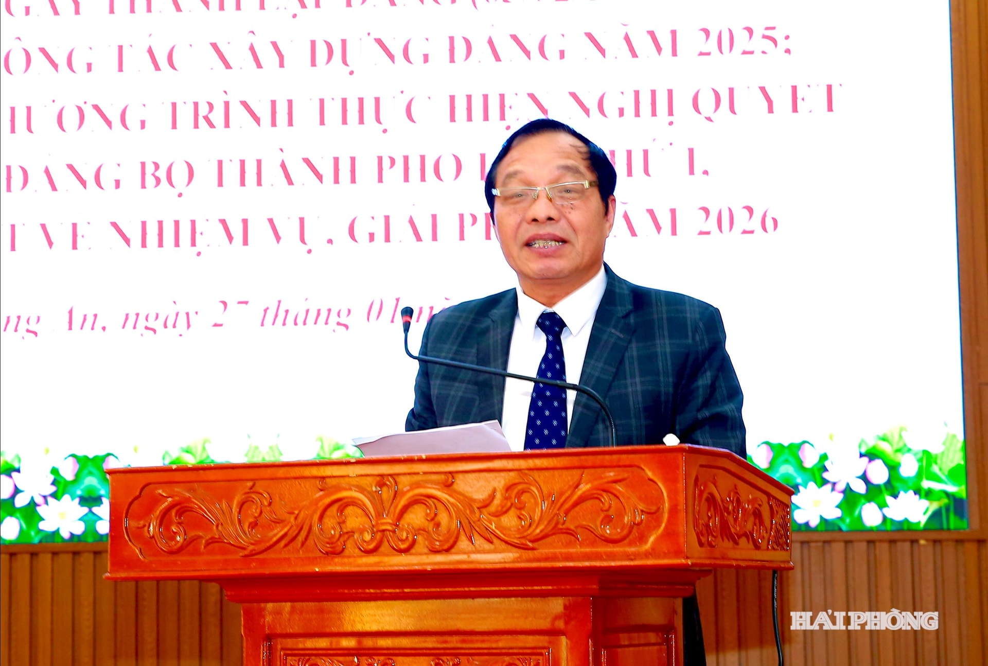 Đồng ch&iacute; L&ecirc; Văn Hiệu, Ph&oacute; b&iacute; thư Th&agrave;nh uỷ, Chủ tịch HĐND th&agrave;nh phố ph&aacute;t biểu chỉ đạo tại hội nghị.