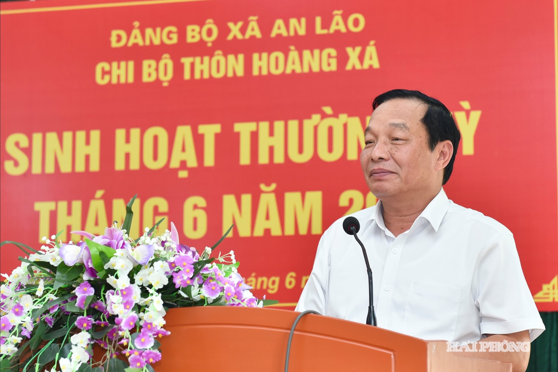 Đồng chí Lê Văn Hiệu, Phó Bí thư Thành uỷ, Chủ tịch HĐND thành phố phát biểu tại Chi bộ thôn Hoàng Xá, xã An Lão