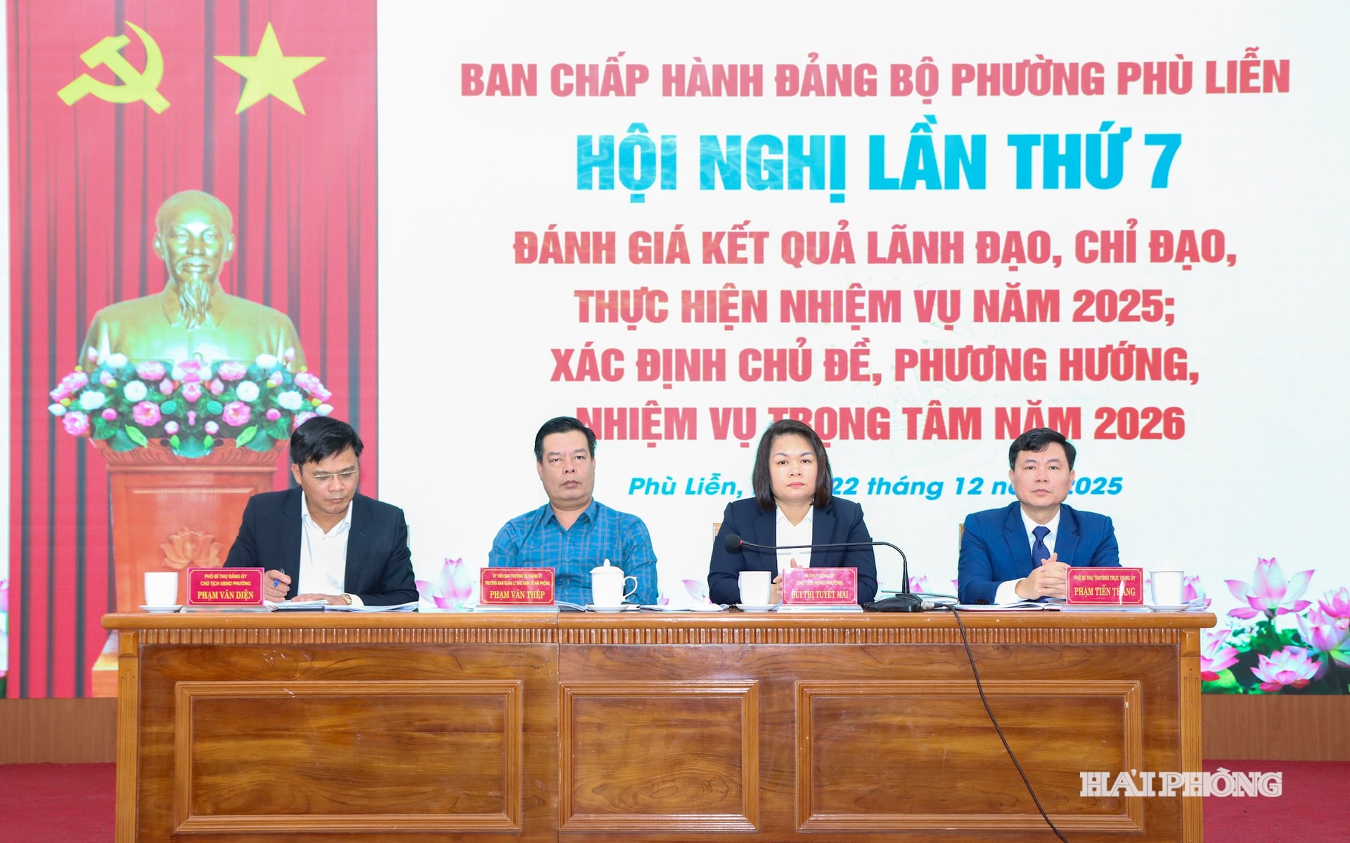 đồng ch&iacute; Phạm Văn Th&eacute;p - Ủy vi&ecirc;n Ban Thường vụ Th&agrave;nh ủy, Trưởng ban Ban Quản l&yacute; khu kinh tế Hải Ph&ograve;ng c&ugrave;ng c&aacute;c đồng ch&iacute; l&atilde;nh đạo phường chủ tr&igrave; hội nghị