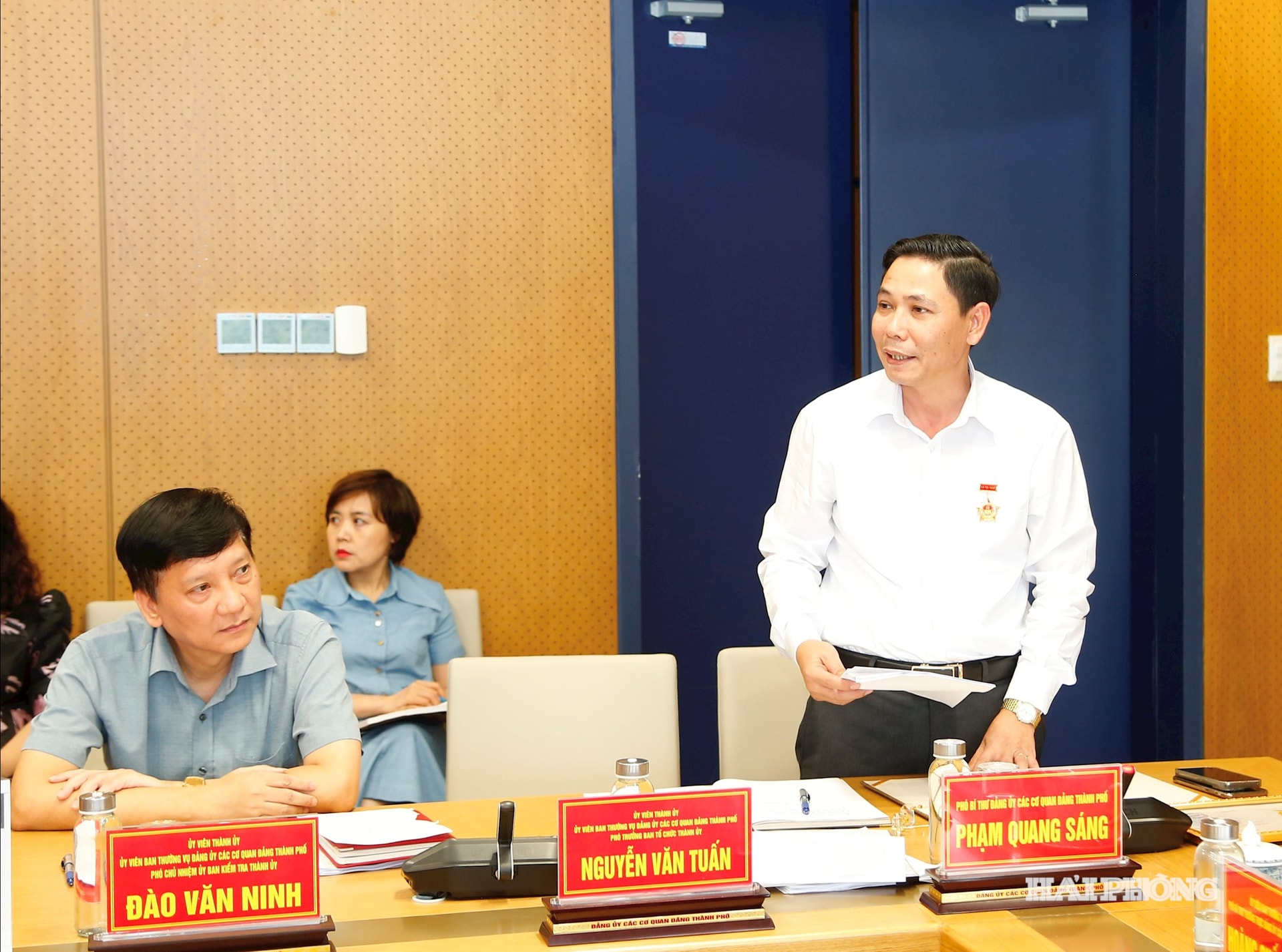 Đồng chí Phạm Quang Sáng, Phó bí thư Đảng uỷ các cơ quan Đảng thành phố phát biểu ý kiến tại hội nghị.