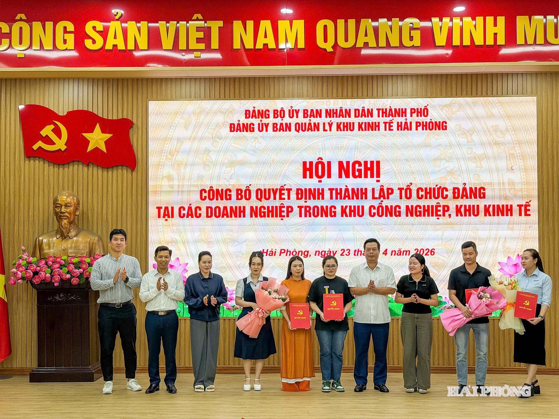 Đồng chí Phạm Văn Thép, Uỷ viên Ban Thường vụ Thành uỷ, Bí thư Đảng uỷ, Trưởng Ban Quản lý Khu kinh tế Hải Phòng cùng đại diện lãnh đạo Ban Tổ chức Thành uỷ, đại diện doanh nghiệp trao quyết định và hoa tặng các tổ chức đảng được thành lập.