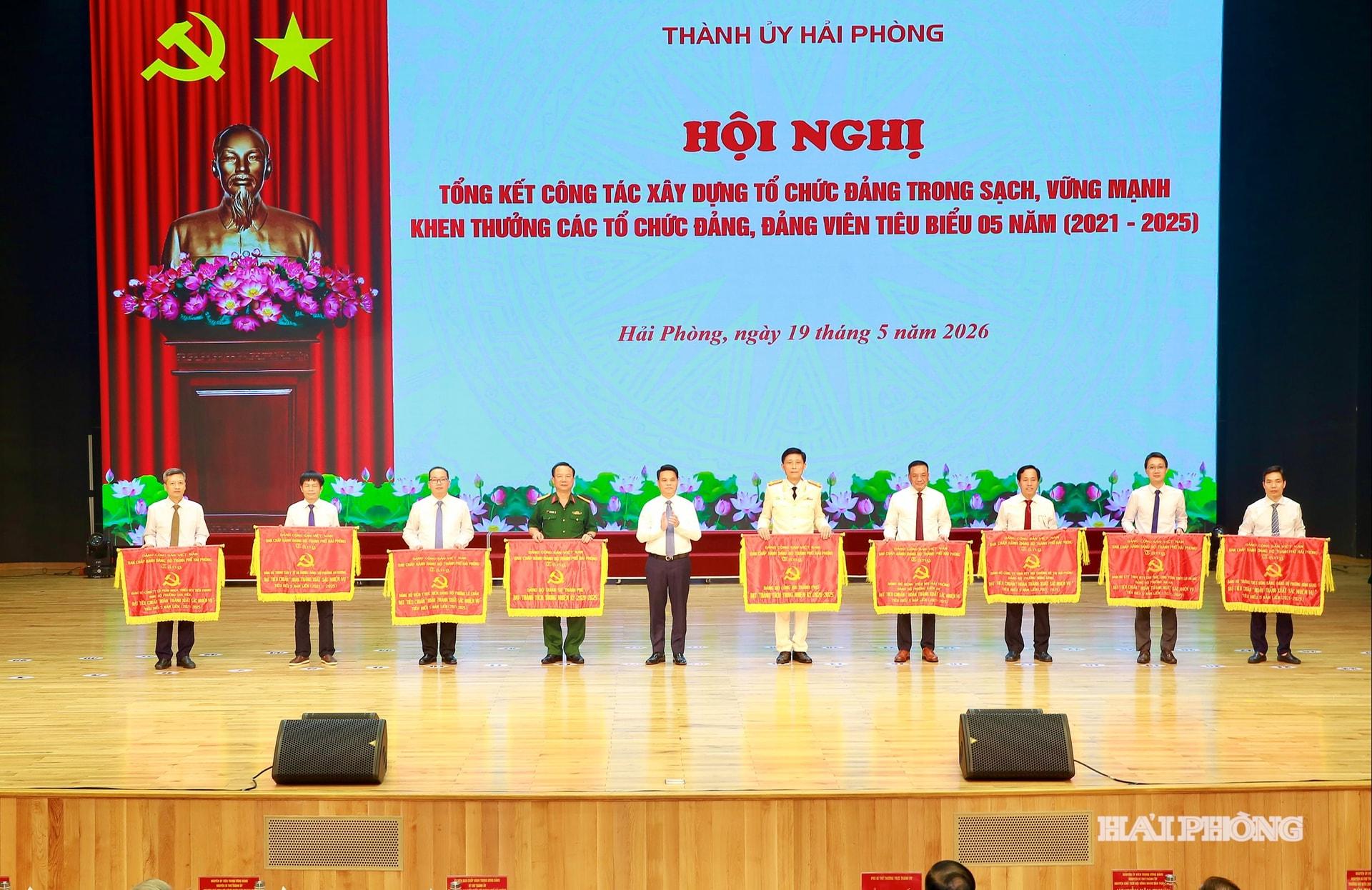 Đồng chí Lê Ngọc Châu, Uỷ viên Trung ương Đảng, Bí thư Thành uỷ, Trưởng đoàn đại biểu quốc hội Hải Phòng trao cờ đơn vị đạt thành tích trong nhiệm kỳ 2020-2025
