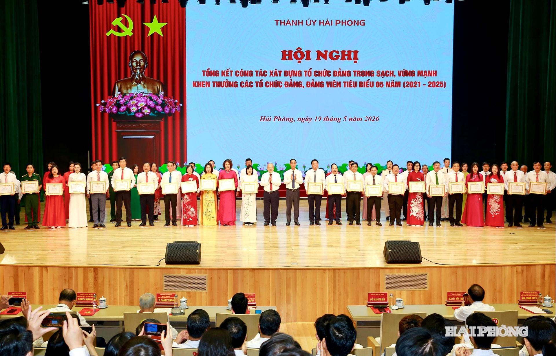 Các đồng chí Đỗ Mạnh Hiến, Phó bí thư Thường trực Thành uỷ; Đỗ Thành Trung, Phó bí thư Thành uỷ, Chủ tịch UBND thành phố trao bằng khen tặng các cá nhân tiêu biểu.