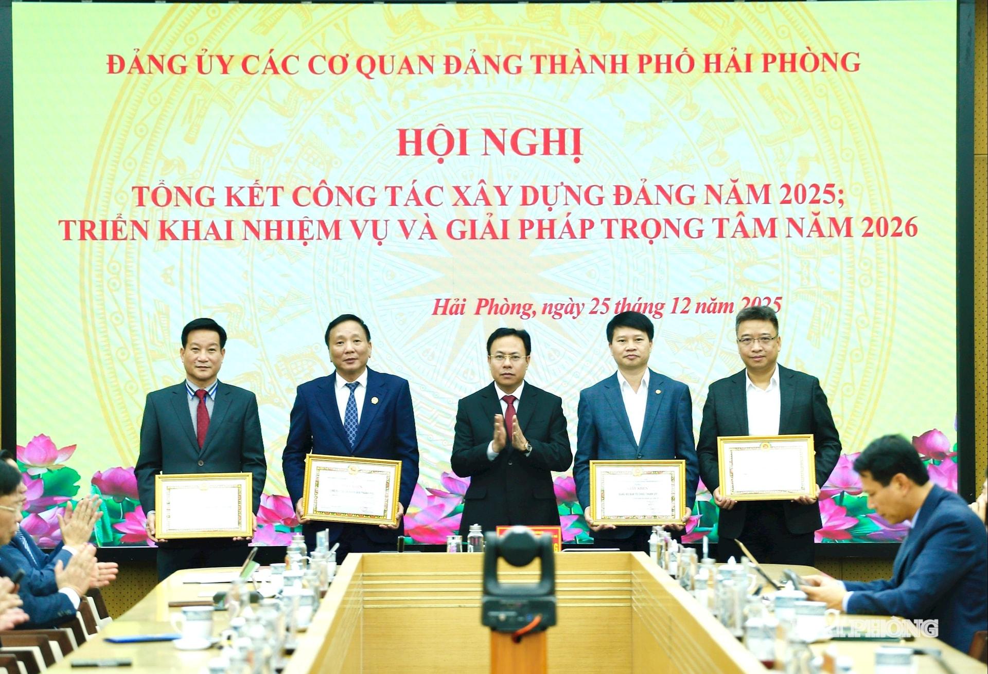 Đồng chí Hoàng Quốc Thưởng, Uỷ viên ban Thường vụ Thành ủy, Phó bí thư Thường trực Đảng ủy khối các cơ quan Đảng thành phố trao giấy khen tặng các tập thể có thành tích xuất sắc.