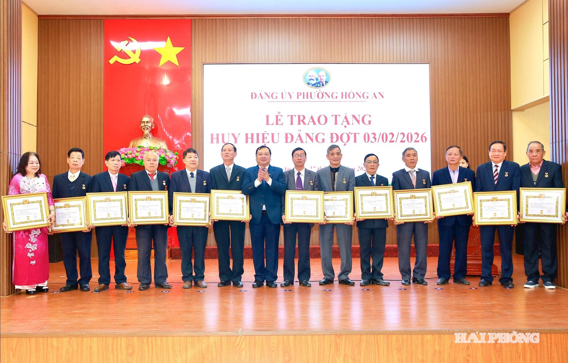 Đồng ch&iacute; Đỗ Việt Hưng, B&iacute; thư Đảng uỷ phường Hồng An trao Huy hiệu 45 năm, 40 năm,tuổi đảng tặng c&aacute;c đảng vi&ecirc;n tr&ecirc;n địa b&agrave;n.