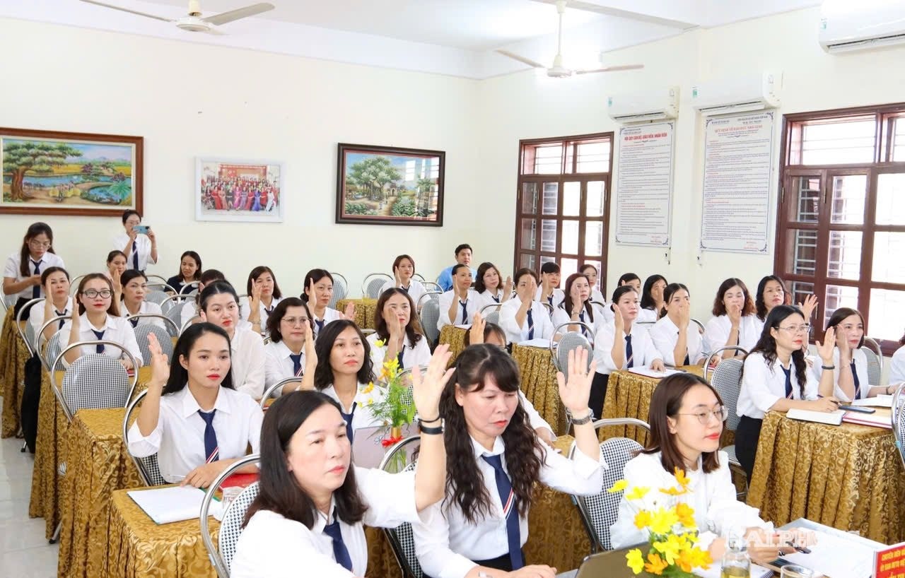 Các đảng viên biểu quyết tại buổi sinh hoạt chi bộ chuyên đề