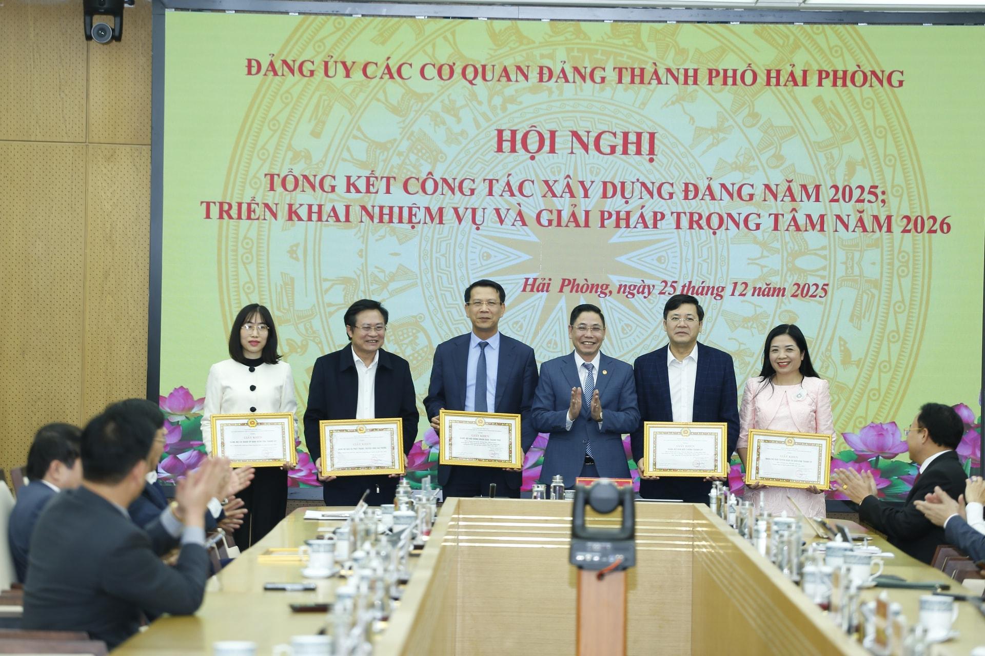 Đồng chí Phạm Quang Sáng, Phó bí thư Đảng ủy khối các cơ quan Đảng thành phố trao giấy khen tặng các tập thể có thành tích xuất sắc.