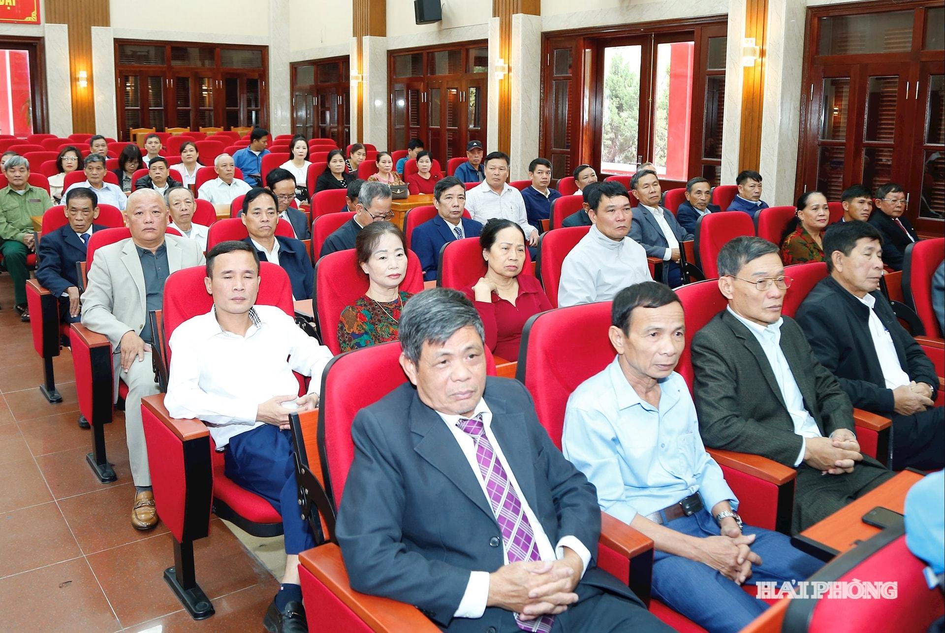 Các đảng viên phường An Dương dự lễ trao tặng.