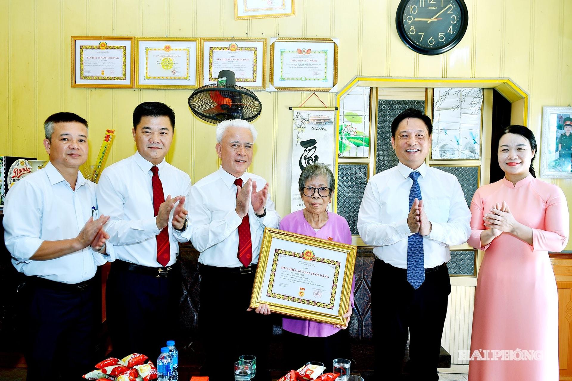 trao-huy-hieu-dang.jpg