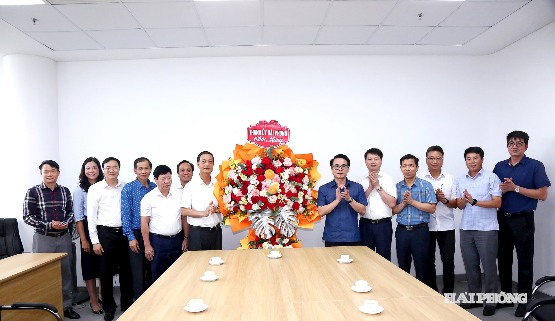 Đồng chí Đỗ Mạnh Hiến, Phó bí thư Thường trực Thành ủy thăm và chúc mừng Ban Tổ chức Thành ủy