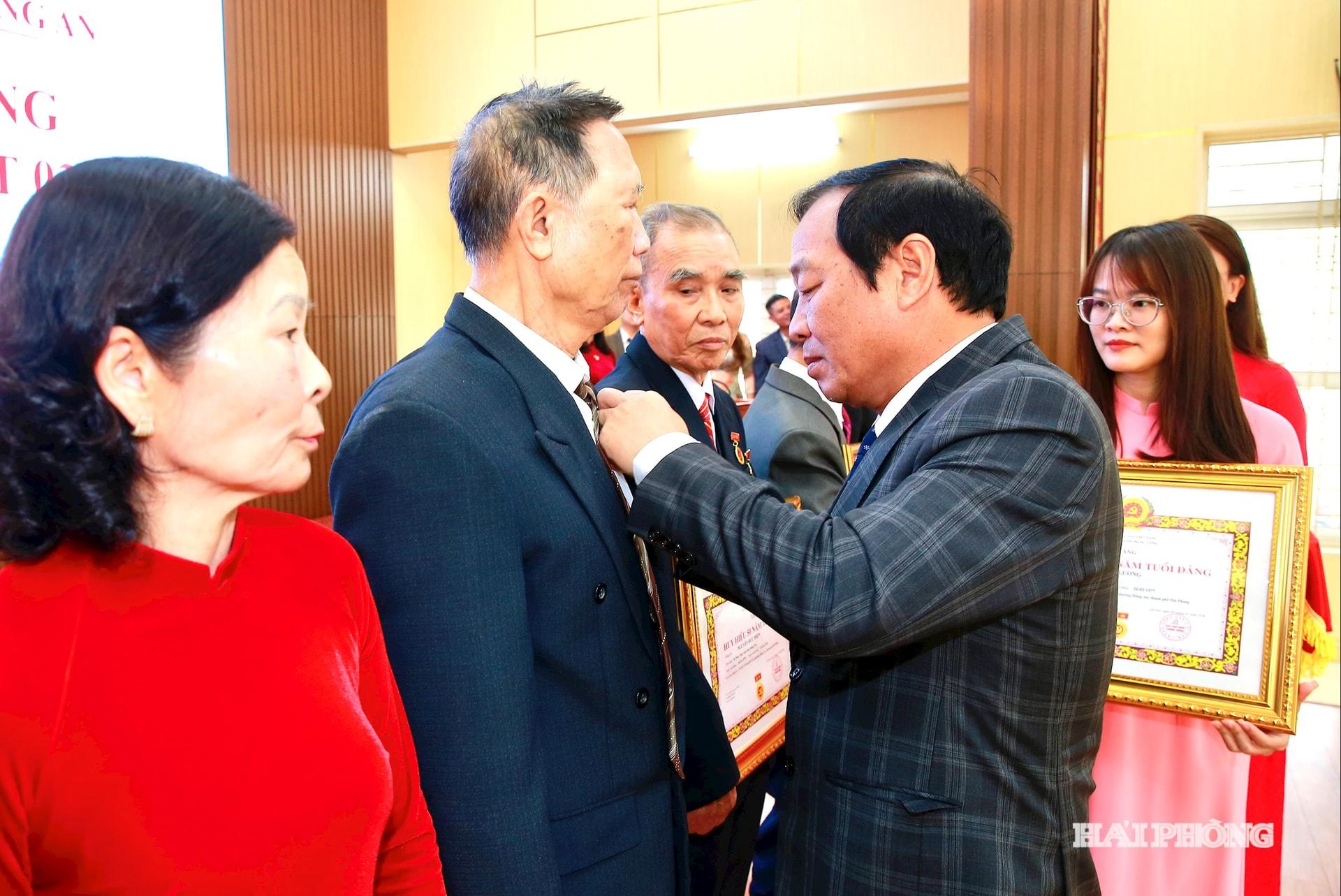 Đồng ch&iacute; L&ecirc; Văn Hiệu, Ph&oacute; b&iacute; thư Th&agrave;nh uỷ, Chủ tịch HĐND th&agrave;nh phố trao Hiy hiệu Đảng 60 năm, 55 năm, 50 năm tuổi đảng tặng c&aacute;c đảng vi&ecirc;n tr&ecirc;n địa b&agrave;n