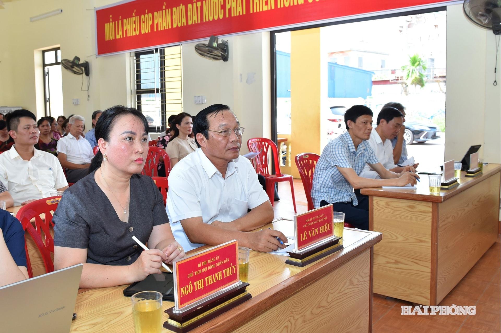 Các đại biểu và đảng viên Chi bộ thôn Hoàng Xá, xã An Lão Tổ dự sinh hoạt chi bộ thường kỳ tháng 6